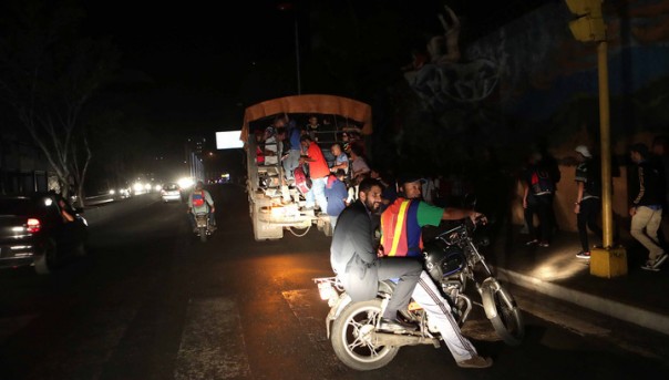 По обесточенным регионам Венесуэлы прокатилась волна мародерства