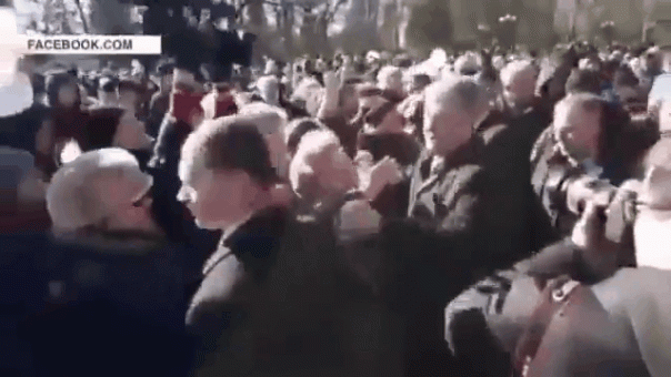 Снова попал впросак. Избирательница отказалась целоваться с Порошенко на митинге