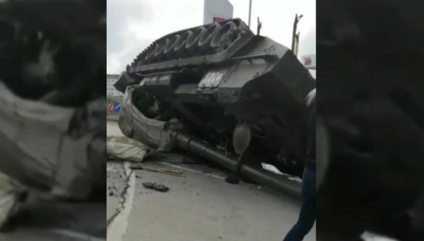 Самоходная гаубица свалилась с тягача на дороге в Магасе