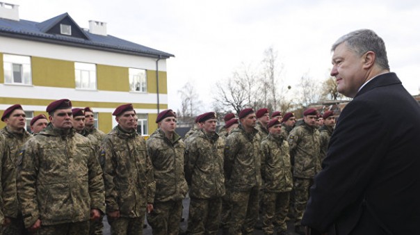 Слава или позор? Порошенко пытается привлечь на свою сторону военных