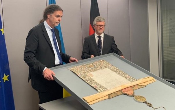 Германия передала Украине грамоту Петра I 1708 года о назначении киевского митрополита