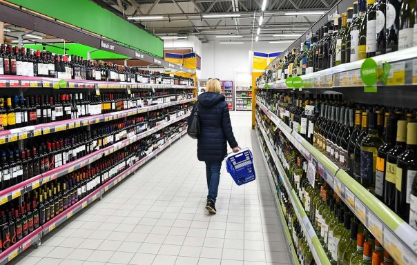 Минздрав поддержал предложение убрать алкоголь с витрин магазинов