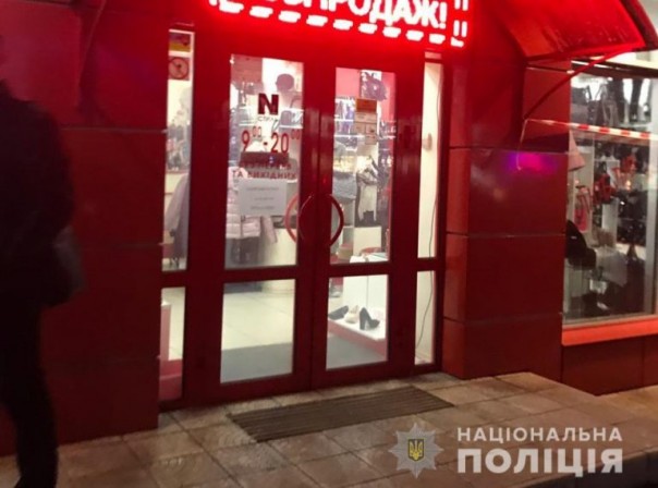 На Украине бандиты с автоматами вынесли из магазина золота и бриллиантов на миллионы гривен