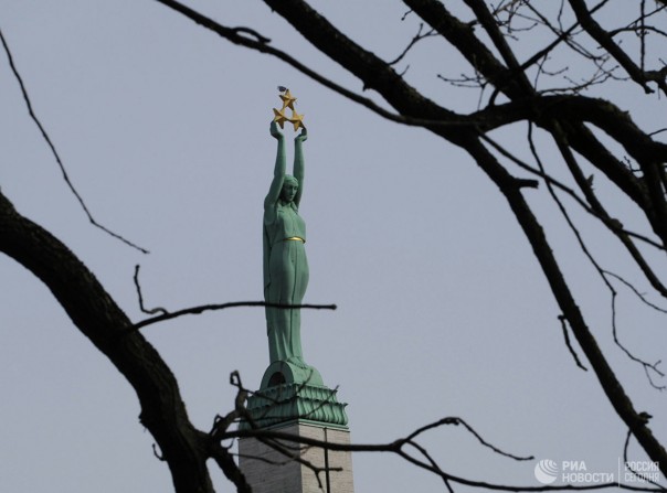 В Риге двух американских солдат оштрафовали за справление нужды у памятника