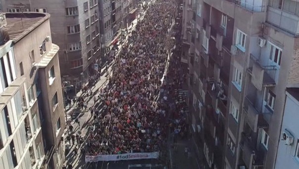 Захват телецентра и штурм президентского дворца: подробности бунта в Сербии