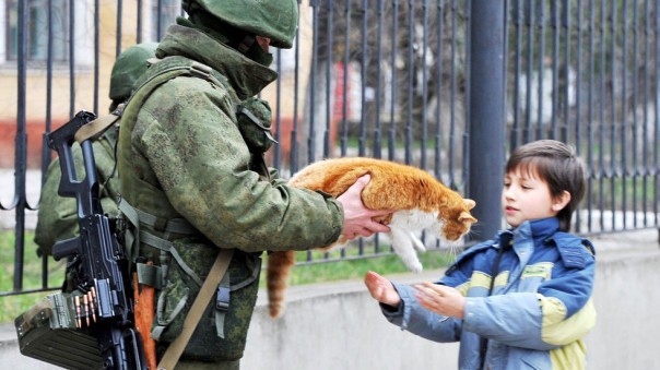 Без борща не пройдёшь! Как крымчане "вежливых людей" встречали