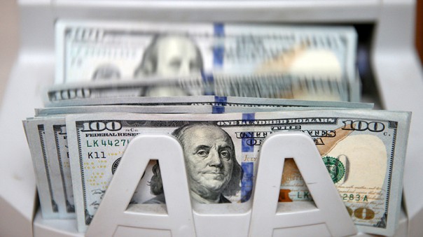 Парное падение: с чем связано снижение курсов доллара США и евро