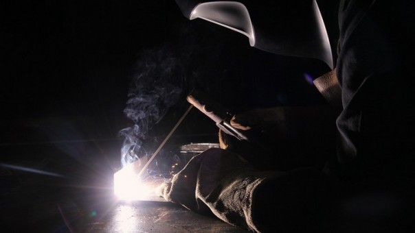 Брянский завод не нашел сварщиков на зарплату в 100 тысяч рублей