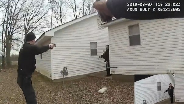 Полицейские застрелили вооруженного мужчину, не успевшего расстаться с пистолетом. Видео