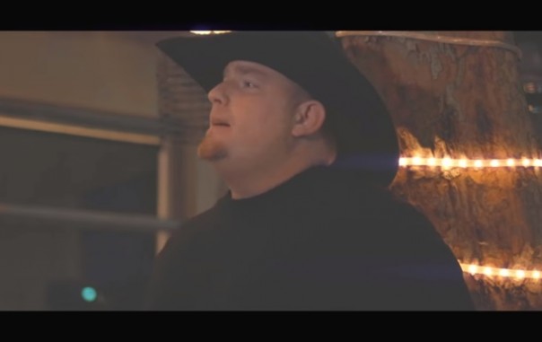 Певец случайно застрелился на съемках клипа