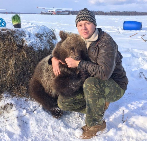 Как лётчики усыновили медведя: история Мансура