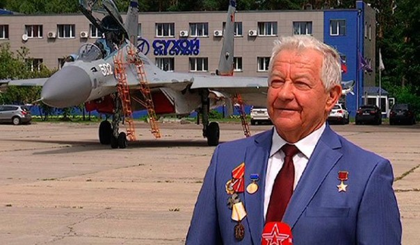 Легендарный летчик-испытатель рассказал о первом исполнении «кобры» самолетом Су-27 на авиасалоне Ле-Бурже