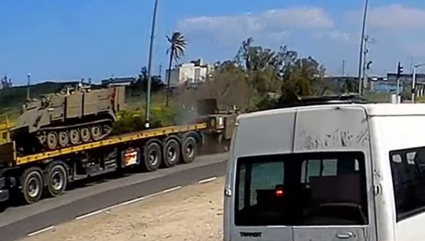 В Израиле с тягача на дорогу рухнул бронетранспортер. Видео