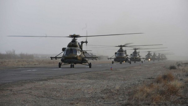 В Казахстане разбился военный вертолет: погибли 13 человек.