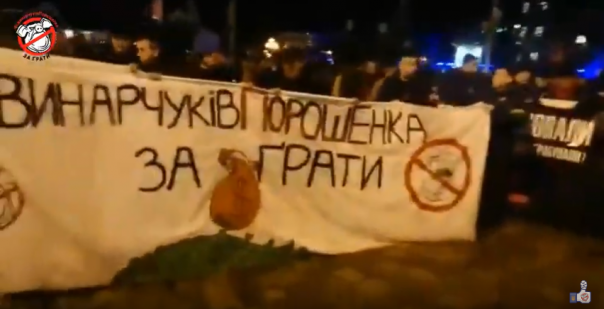 На встречу Порошенко с избирателями Львова согнали курсантов и огромное количество спецтехники, "Нацкорпус" не пустили