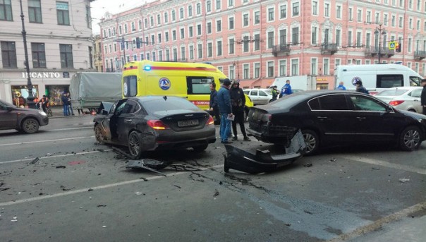 В Петербурге автомобиль вылетел на тротуар на Невском проспекте. Момент страшного ДТП попал на видео
