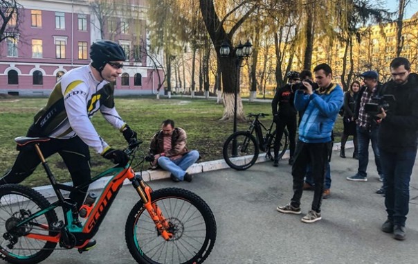 Кличко приехал голосовать на велосипеде | Зафиксировано первое нарушение на выборах