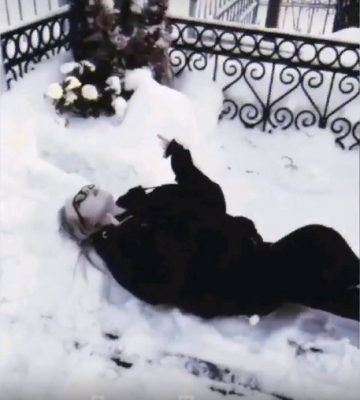 В Саранске школьница устроила танцы на кладбище