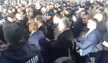 Порошенко ушел от националистов, встретивших его с криками "позор"