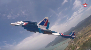 Высший пилотаж на тяжелых истребителях Су-30: кадры из кабины