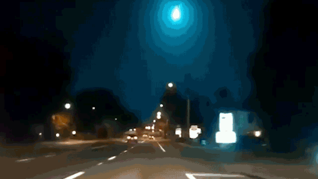 Жители Флориды сняли на видео падение голубого метеора