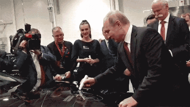Mercedes запустил завод по производству автомобилей в Подмосковье. Путин расписался на капоте первого Mercedesа, сделанного в России