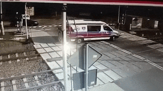 Поезд на огромной скорости протаранил машину скорой помощи в Польше — видео