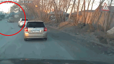 В Новосибирске на автобус с пассажирами упала бетонная плита — видео