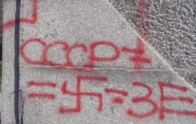 В Одесской области укроподонки разрисовали памятник Труду