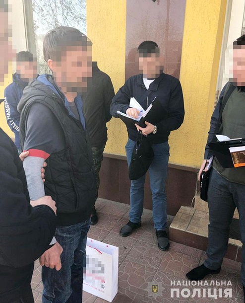 Профессиональная деформация: Полтавского "антикоррупционера" задержали на взятке в полмиллиона | В Виннице задержали на взятке главу департамента ОГА