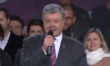 Певец ртом Порошенко спел Зеленскому "Ти ж мене підманула" и процитировал советский фильм