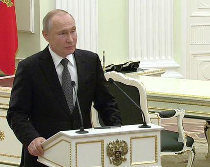 Путин: чиновники не должны "бронзоветь"