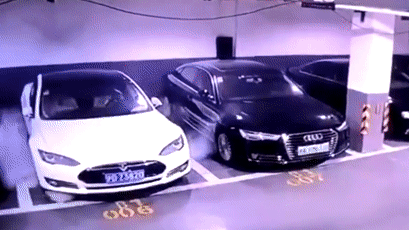 Электрокар Tesla загорелся в Китае по неизвестной причине