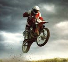 Жизнь перед глазами: мотоциклист снял свое падение со скалы на видео