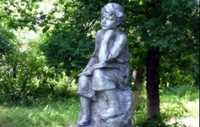 На Харьковщине укроподонки нашли и снесли уцелевшего "молодого Ленина"