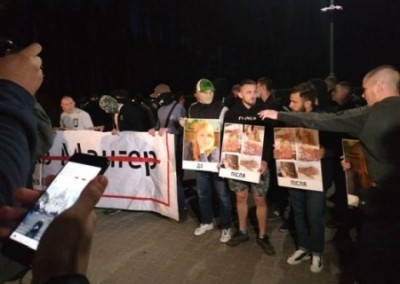 «Луценко, выпей яда!» Активисты блокировали дом генпрокурора
