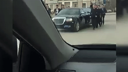 Бегущие "охранники Ким Чен Ына" замечены на свадьбе в Якутии