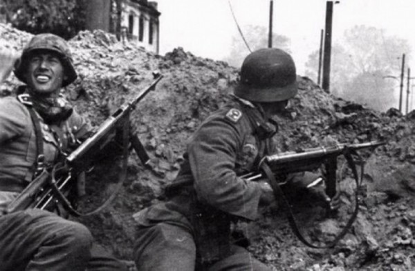 В Саратове ко Дню Победы появились плакаты с радостными фашистами