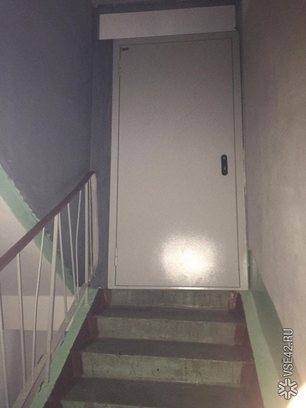 "Блатные" жильцы кемеровской многоэтажки отгородились от соседей с помощью чипованного лифта