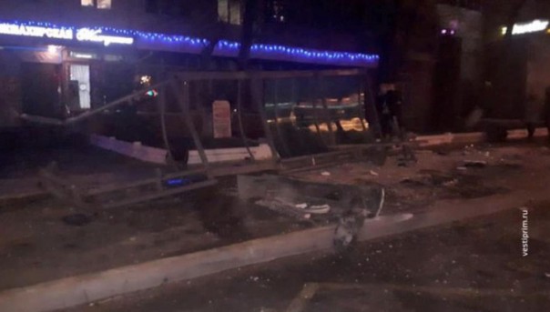 Во Владивостоке машина врезалась в остановку, пострадали люди