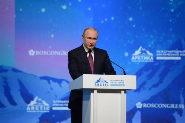 "Мишек жалко". Путин шутил на форуме и устроил с премьером Швеции стихотворный баттл