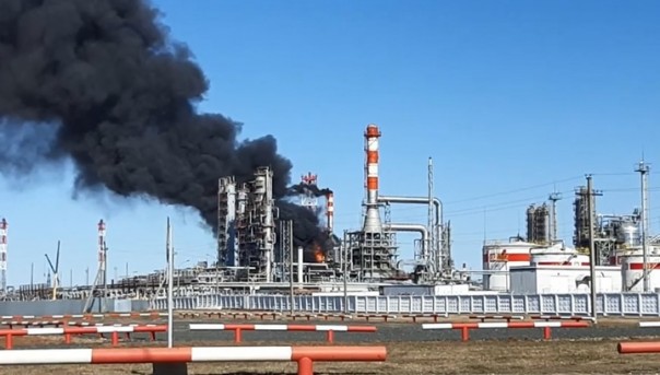 Пожар на нефтеперерабатывающем заводе в Перми сняли на видео