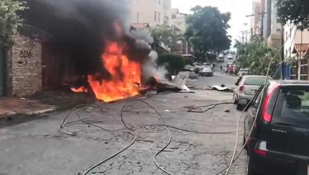 Очевидцы сняли на видео пылающий самолет, упавший на улицу бразильского города