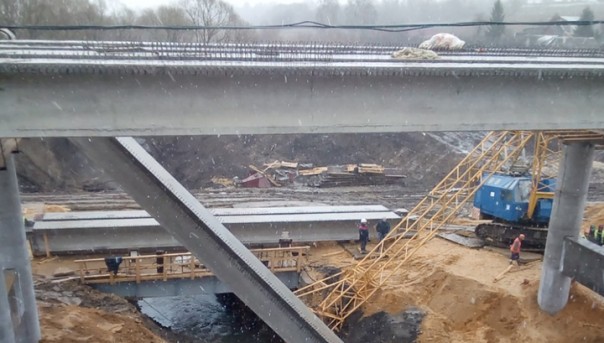 Пролет моста рухнул в Дон и утянул за собой строительный кран. Видео