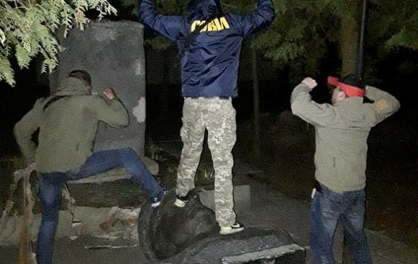 В Черниговской области укроподонки снесли бюст Ватутина