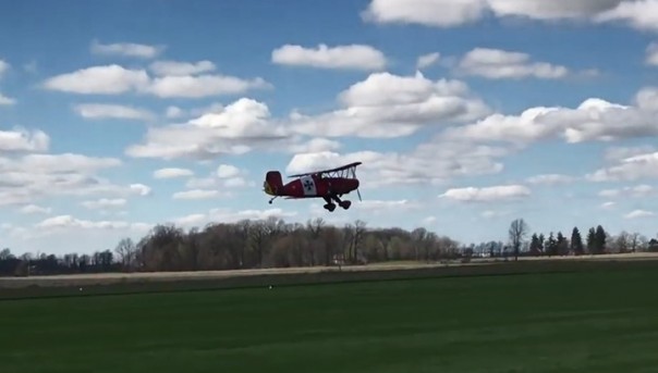 Момент крушения самодельного самолета в США попал на видео