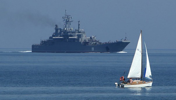 Российский десантный корабль вернулся в порт на буксире