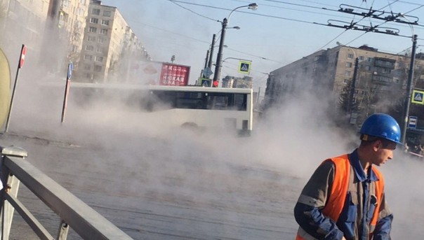 Пассажирский автобус провалился в яму с кипятком в Петербурге