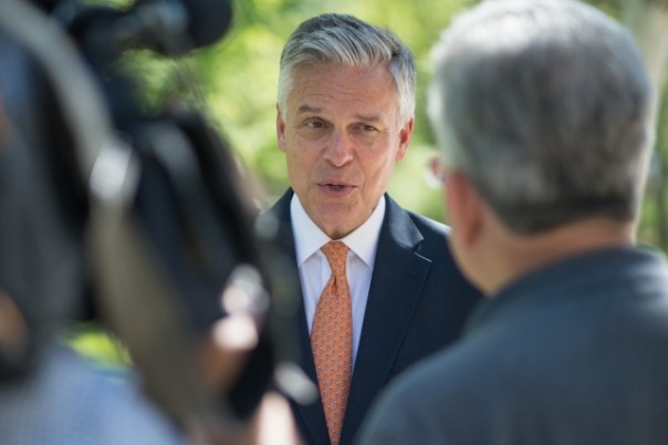 Задний привод. Хантсман слез с авианосца и заговорил о диалоге с Россией