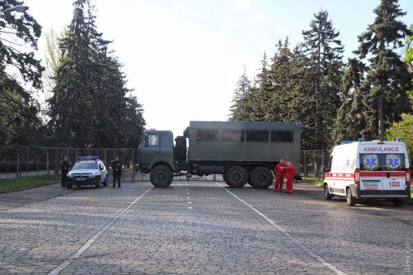 Трагедия 2 мая в Одессе: к Дому профсоюзов несут цветы